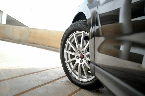 Quels sont les impacts des politiques gouvernementales sur l'innovation automobile ?